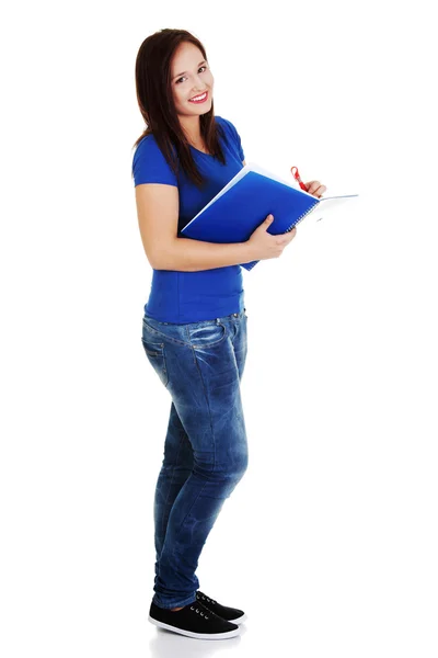 Frau liest ihr Notizbuch — Stockfoto