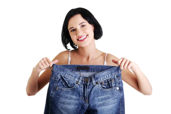 Mujer con pantalones grandes — Foto de Stock