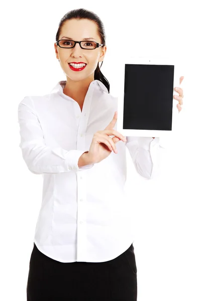 Деловая женщина держит планшетный компьютер с тачпадом . — стоковое фото