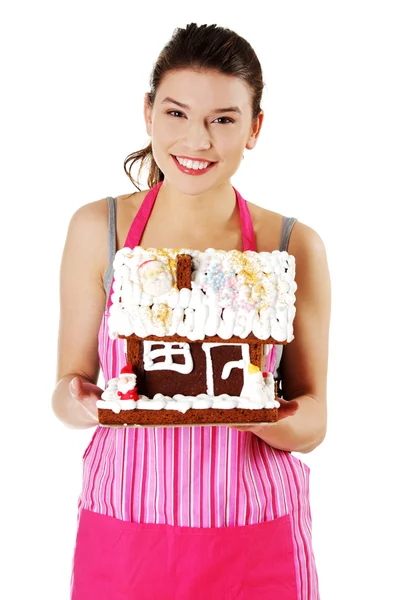 Junge Frau mit Lebkuchenhaus-Modell — Stockfoto