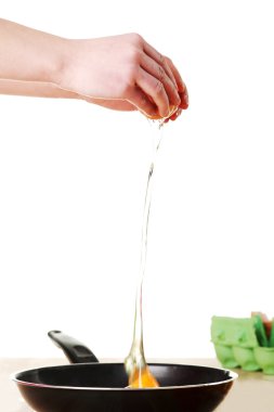 bir yumurta kırma eller.