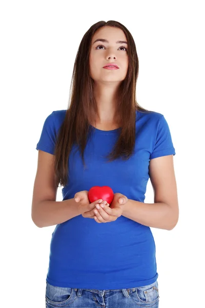 Tiener meisje bedrijf rood hart — Stockfoto