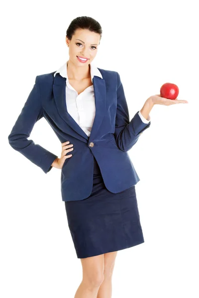 Empresaria sosteniendo manzana roja —  Fotos de Stock