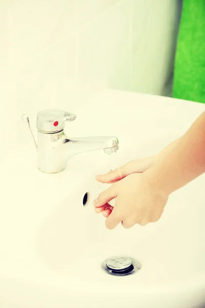 Молодая женщина моет руки — стоковое фото