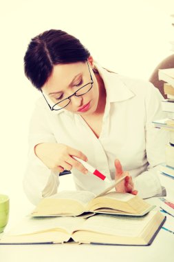 kadını masada öğrenme