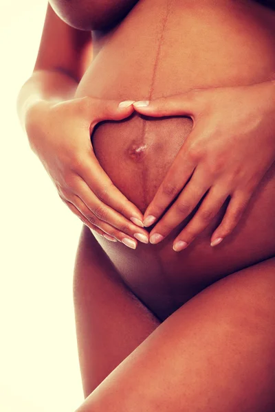Hart vorm op zwangere buik — Stockfoto
