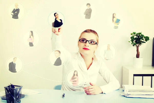 Empresaria eligiendo trabajador . — Foto de Stock