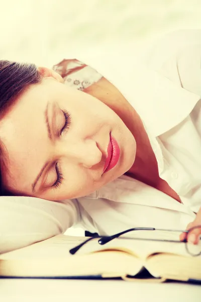 Mujer durmiendo en el libro — Foto de Stock