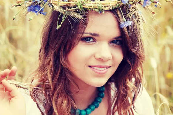 Hermosa joven en el campo de verano — Foto de Stock