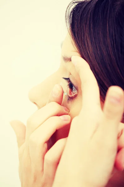 Frau setzt Kontaktlinse ein — Stockfoto