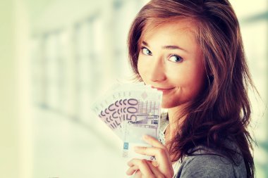 Euro Bono tutan kadın