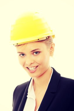 Kendine güvenen kadın işçi kask içinde