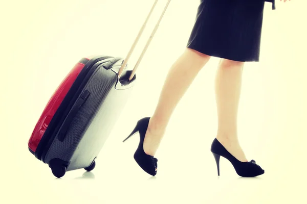 Businesswoman jambes avec une valise — Photo