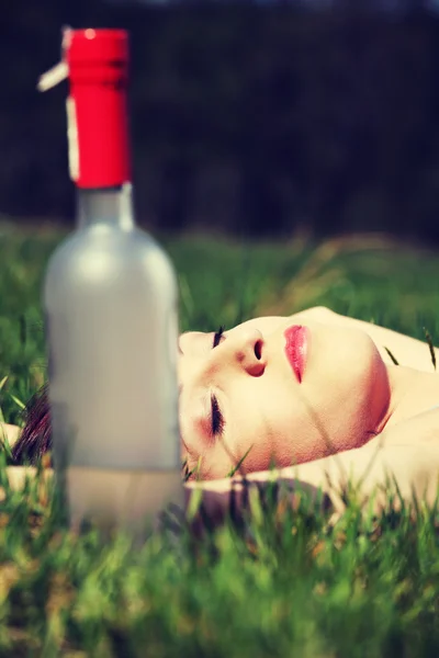 Çimenlerin üzerinde uyuyan kadın — Stok fotoğraf