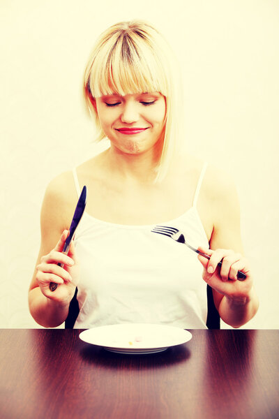 Женщина ест пищевые добавки
