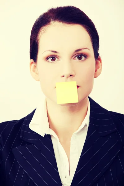 Femme avec une note sur la bouche — Photo