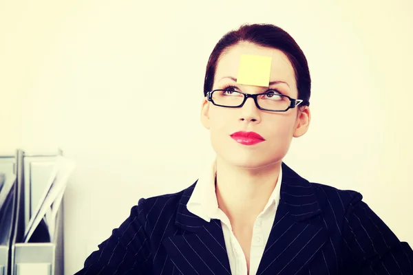 Businesswoman with note on her forehead. — Stock Photo, Image