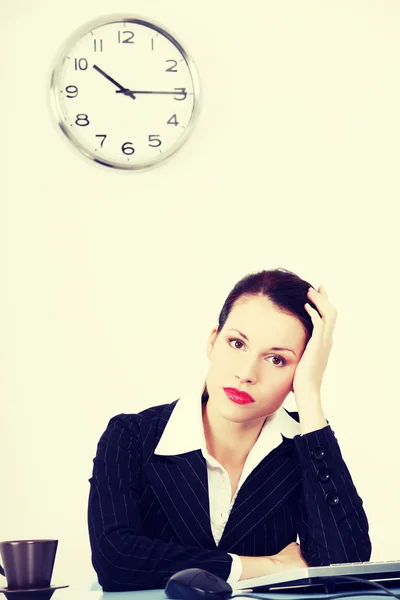 Mujer de negocios cansada en la oficina. — Foto de Stock