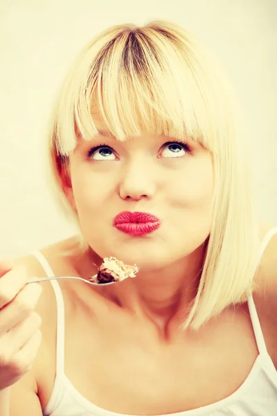 Bella donna sta mangiando torta . — Foto Stock