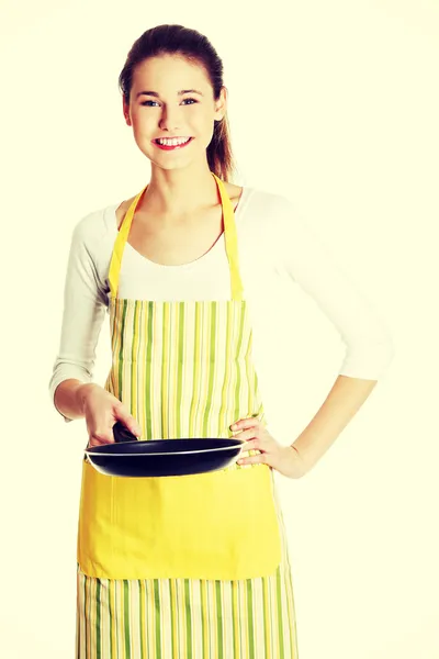 Lachende vrouwelijke tiener met een koekenpan. — Stockfoto