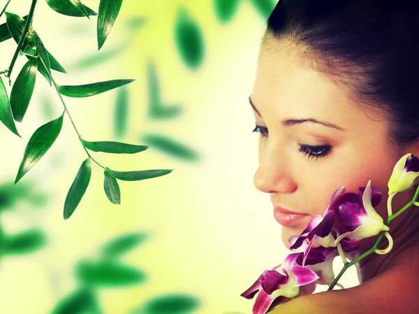 Ragazza Spa con orchidea — Foto Stock