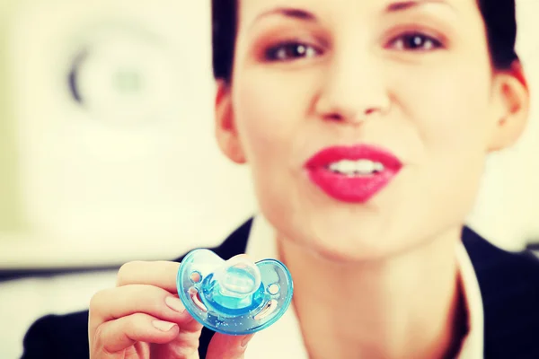 Businesswoman giving a baby's dummy — Stock Photo, Image