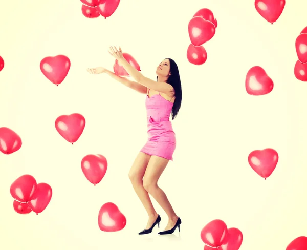 Mulher bonita com balão de coração vermelho — Fotografia de Stock