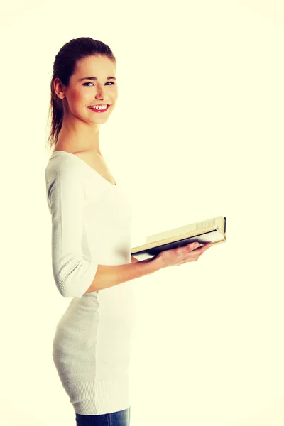 Belle adolescente avec une Bible . — Photo