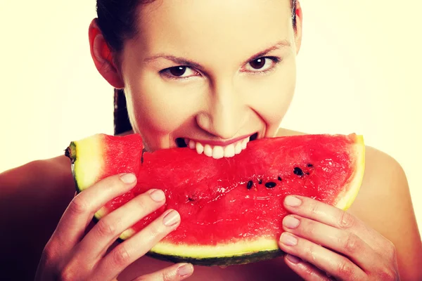 Mulher está comendo melancia . — Fotografia de Stock