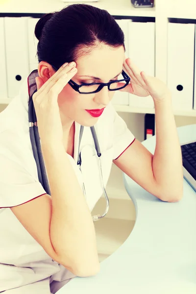 Médecin féminin ayant mal à la tête . — Photo