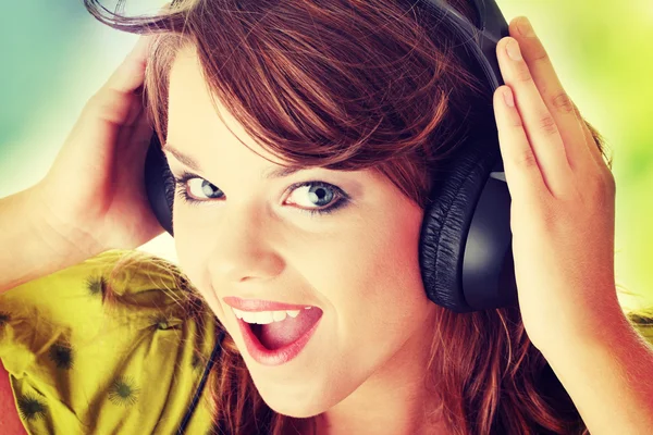 Girl listening to music — Stock Photo, Image