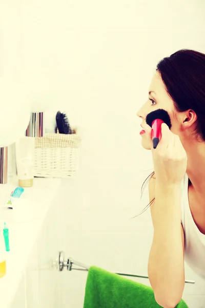 Haciendo el maquillaje de la mañana . — Foto de Stock