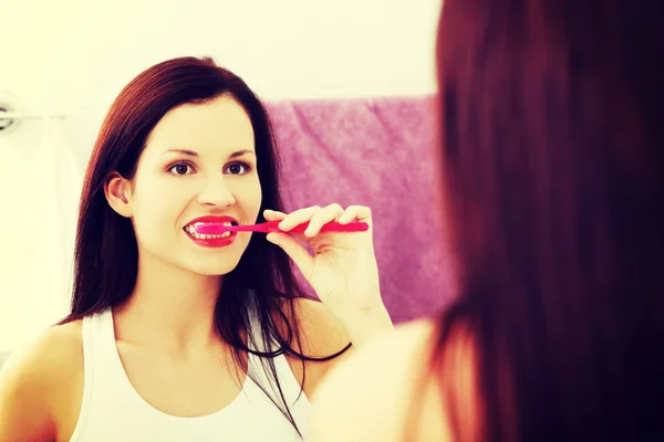 Mujer cepillándose los dientes. —  Fotos de Stock