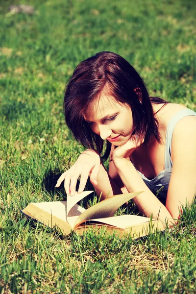 Nő olvasás könyv — Stock Fotó