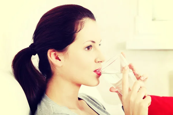 Kvinna som håller ett glas vatten. — Stockfoto