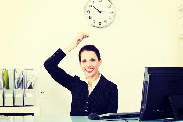 Empresária com lâmpada . — Fotografia de Stock