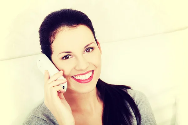 Donna che parla al telefono. — Foto Stock