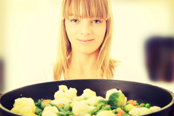 Jonge vrouw koken voedsel — Stockfoto