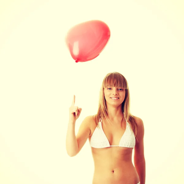 Femme en bikini avec ballon en forme de coeur — Photo