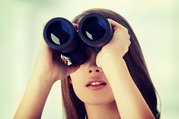 Woman looking through binocular — Stock Photo, Image