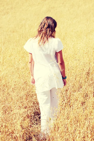 Chica en el campo — Foto de Stock