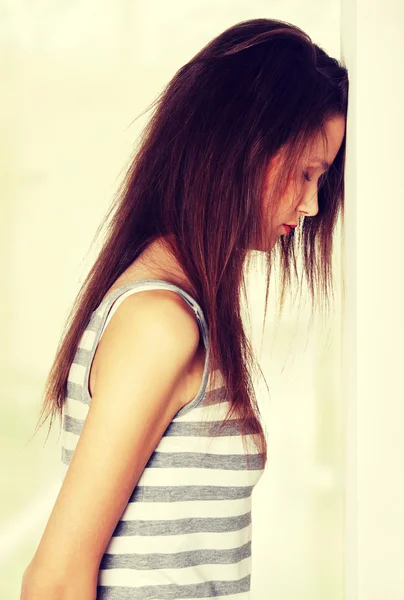 Deprimido adolescente feminino de apoio para a parede . — Fotografia de Stock