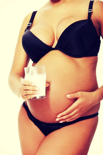 Ventre enceinte avec un verre de lait — Photo