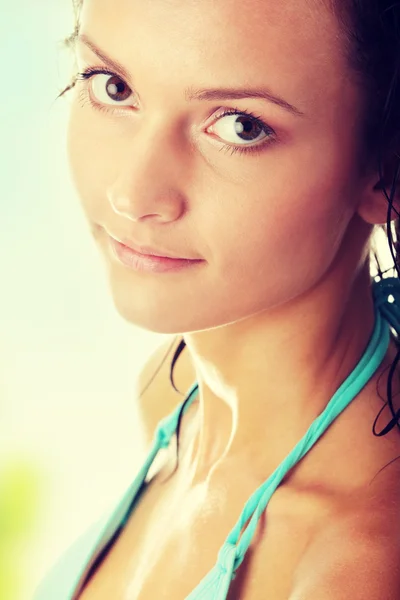 Natte jongedame in bikini — Stockfoto