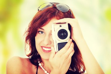 fotoğraf makinesi tutan kadın.