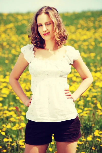 Woman standing on blossom meadow. — Stock Photo, Image