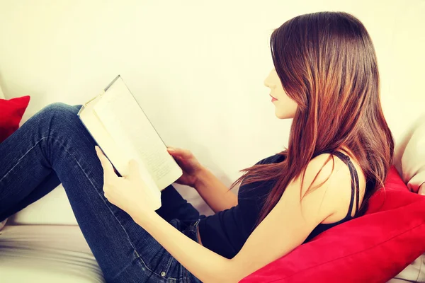 Mulher bonita lendo um livro — Fotografia de Stock