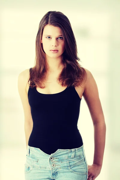 Vrouw in zwart t-shirt en een blauwe korte broek — Stockfoto