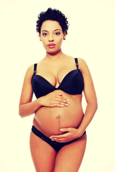 Femme enceinte en lingerie noire . — Photo