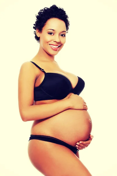 Zwangere vrouw in zwarte lingerie. — Stockfoto